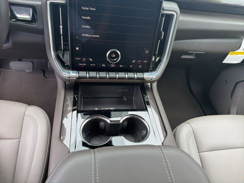 Used 2025 GMC Yukon Elevation RWD image 44
