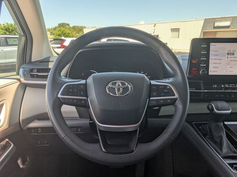 Used 2024 Toyota Sienna XLE FWD image 18