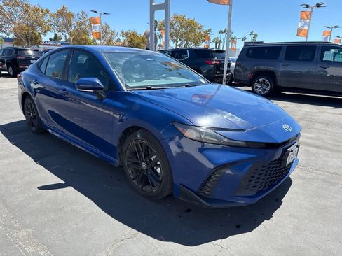 Used 2025 Toyota Camry SE FWD image 8