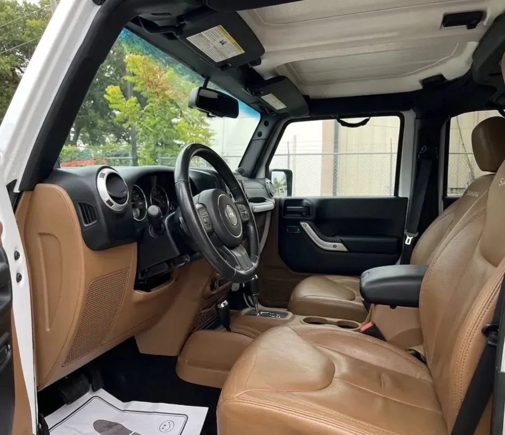 Used 2014 Jeep Wrangler Unlimited Sahara w/ Connectivity Group AWD/4WD image 12