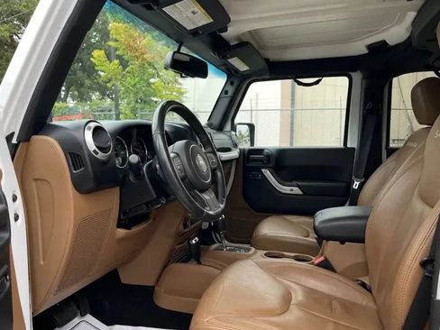 Used 2014 Jeep Wrangler Unlimited Sahara w/ Connectivity Group AWD/4WD image 12