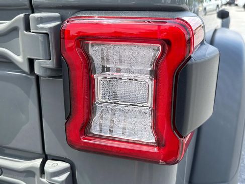 Used 2018 Jeep Wrangler Unlimited Sport image 23