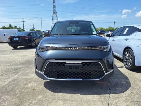 Used 2025 Kia Soul LX w/ LX Technology Package FWD image 2