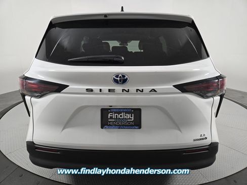 Used 2023 Toyota Sienna LE FWD image 5