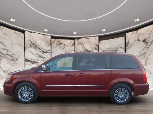 Used 2013 Chrysler Town & Country Touring-L image 9
