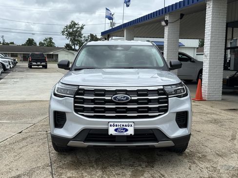New 2026 Ford Explorer Active RWD image 2