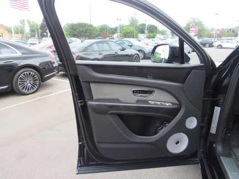 Used 2022 Bentley Bentayga AWD/4WD image 8