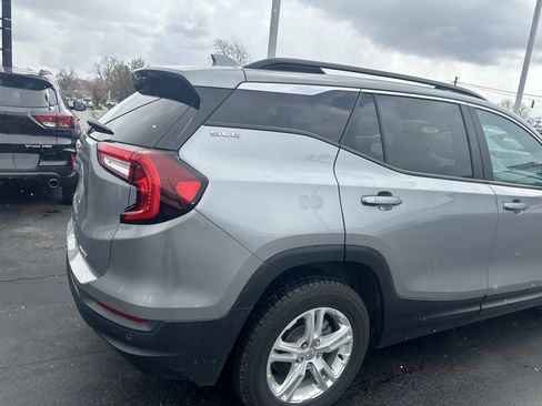 Used 2024 GMC Terrain SLE w/ Driver Convenience Package image 9