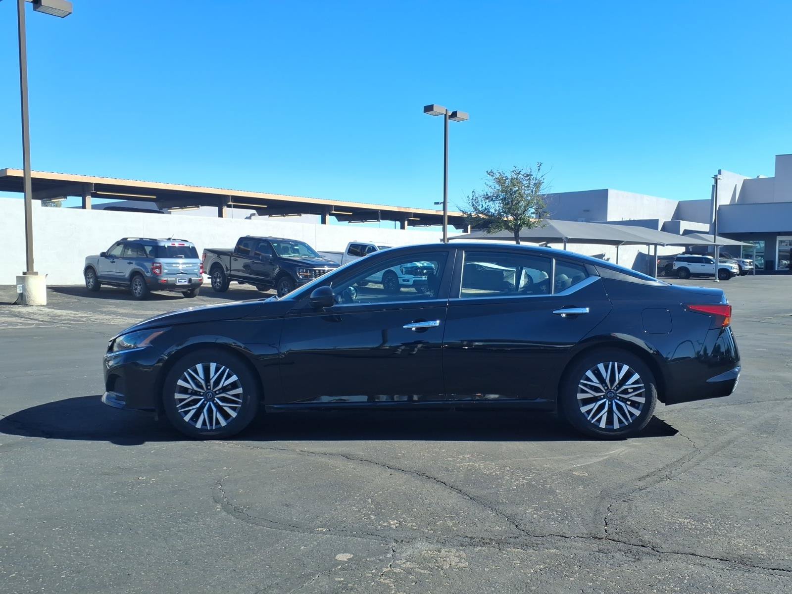Used 2025 Nissan Altima 2.5 SV FWD image 2