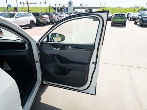 New 2026 Volkswagen Tiguan SE FWD image 16