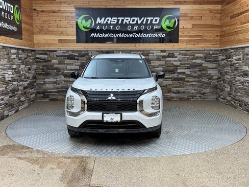 Used 2023 Mitsubishi Outlander SE image 3