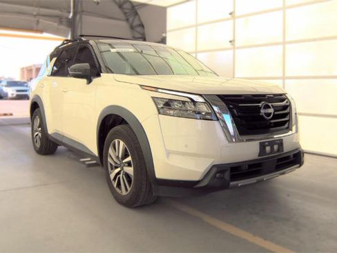 Used 2023 Nissan Pathfinder SL FWD image 3