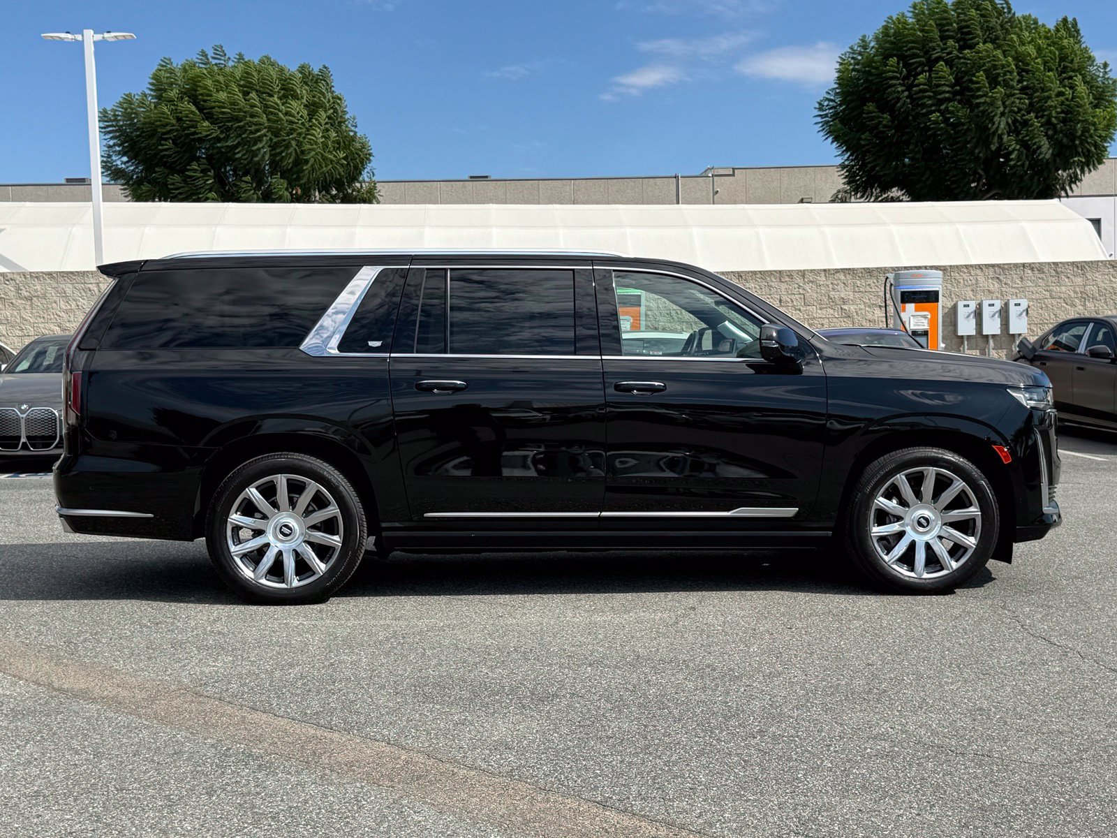 Used 2024 Cadillac Escalade ESV Premium Luxury Platinum AWD/4WD image 12