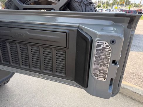 Used 2022 Jeep Wrangler Unlimited Sahara AWD/4WD image 28
