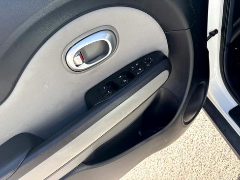 Used 2016 Kia Soul + image 11