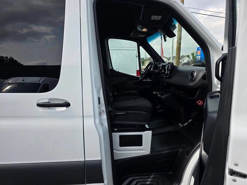 Used 2025 Mercedes-Benz Sprinter 2500 image 19