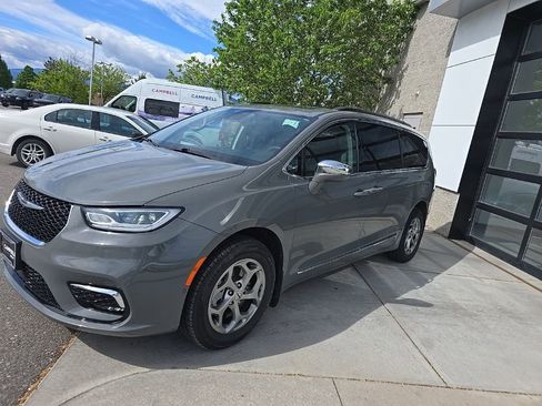 Used 2022 Chrysler Pacifica Limited AWD/4WD image 4