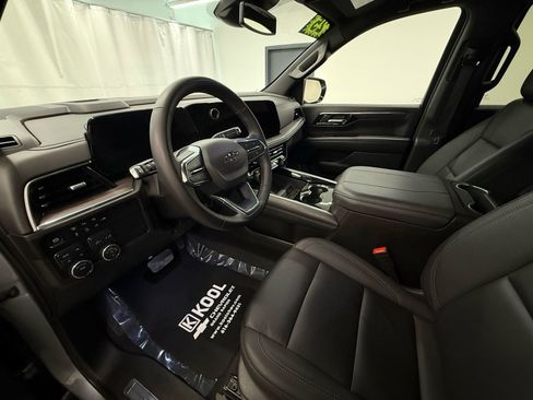 Used 2025 Chevrolet Suburban Z71 image 11