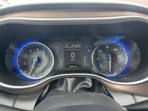 Used 2019 Chrysler Pacifica Touring Plus w/ Cold Weather Group FWD image 11