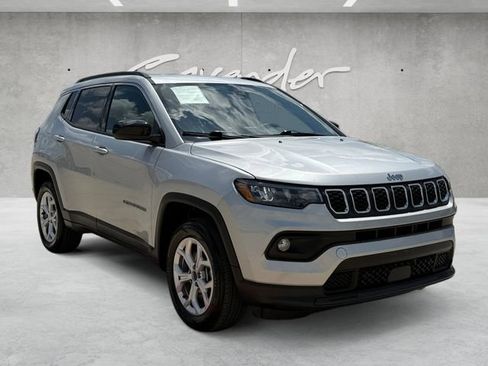 Used 2024 Jeep Compass Latitude AWD/4WD image 2