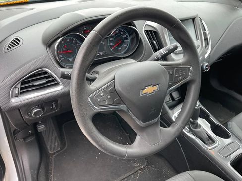 Used 2017 Chevrolet Cruze LT w/ Convenience Package FWD image 9