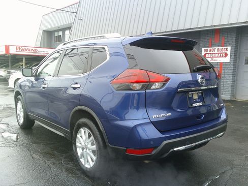 Used 2020 Nissan Rogue SV image 3