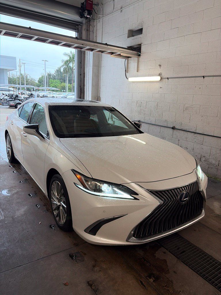 Used 2021 Lexus ES 300h w/ Accessory Package FWD image 1
