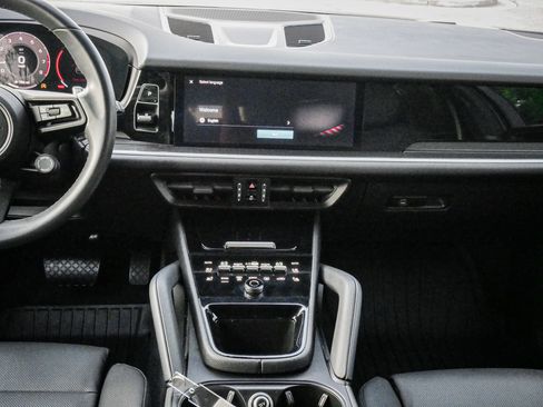 Used 2024 Porsche Cayenne image 30