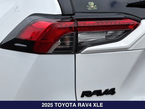 Used 2025 Toyota RAV4 XLE AWD/4WD image 28