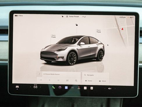 Used 2022 Tesla Model Y Long Range image 17