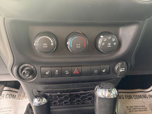 Used 2016 Jeep Wrangler Unlimited Rubicon w/ Connectivity Group AWD/4WD image 31