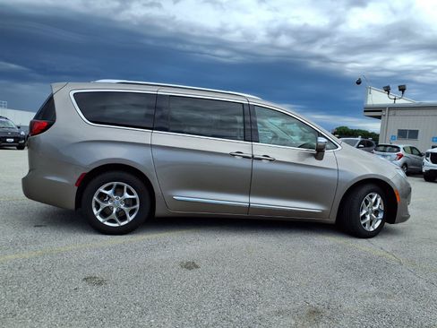 Used 2017 Chrysler Pacifica Limited w/ UConnect Theater Package FWD image 32