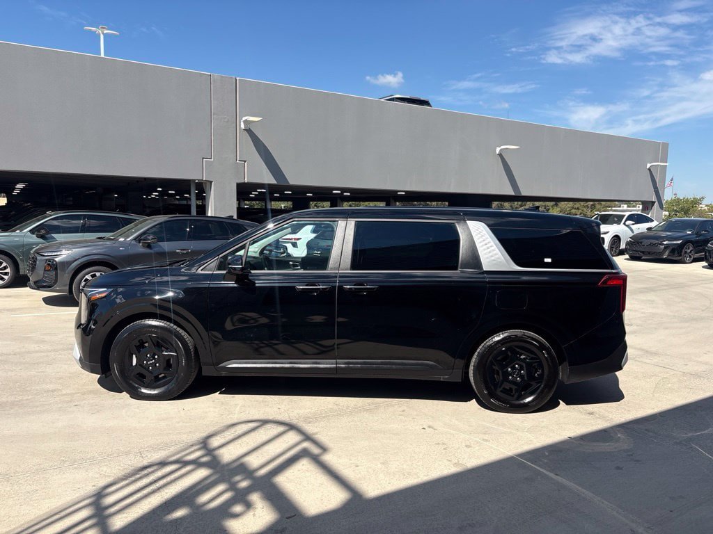 Used 2026 Kia Carnival FWD image 14