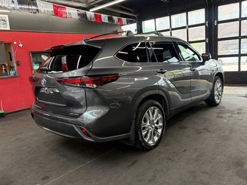 Used 2024 Toyota Highlander Limited AWD/4WD image 6