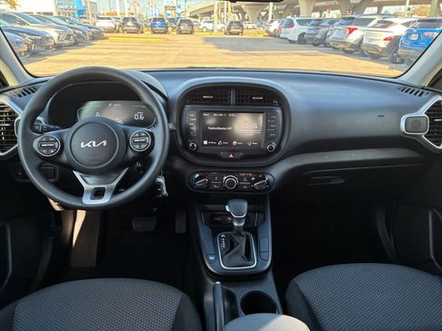 Used 2025 Kia Soul LX w/ LX Technology Package FWD image 26