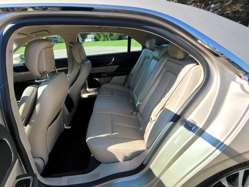 Used 2017 Lincoln Continental Select image 19