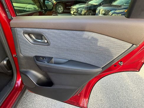 Used 2023 Nissan Rogue SV image 31