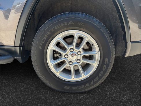Used 2019 Jeep Grand Cherokee Laredo AWD/4WD image 13