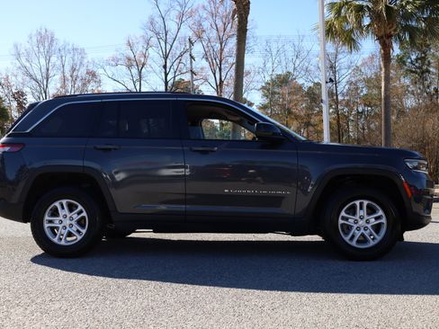 Used 2023 Jeep Grand Cherokee Laredo image 6