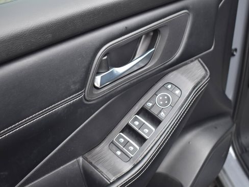 Used 2025 Nissan Rogue SL FWD image 25