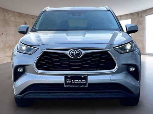 Used 2023 Toyota Highlander XLE AWD/4WD image 2