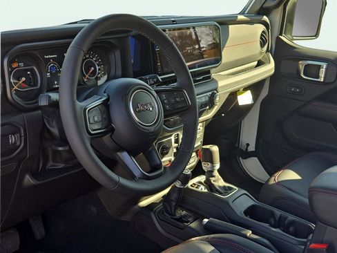 Used 2025 Jeep Wrangler Unlimited Rubicon w/ Technology Group image 17