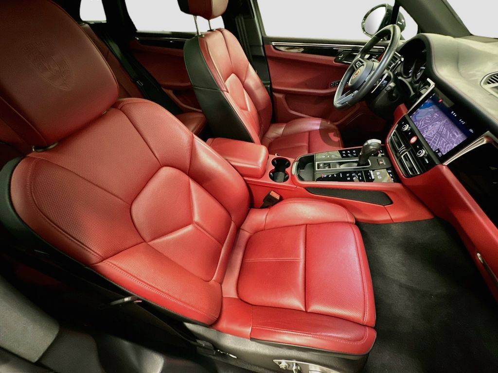 Certified 2025 Porsche Macan AWD/4WD image 29