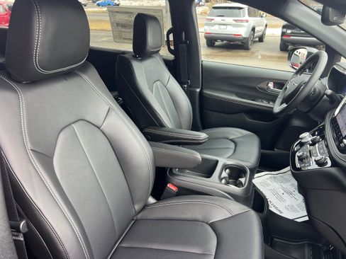New 2026 Chrysler Pacifica Select image 18