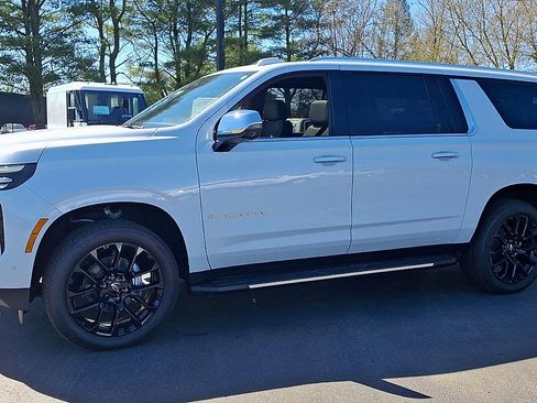 New 2026 Chevrolet Suburban Premier w/ Sun And Tow Package AWD/4WD image 7
