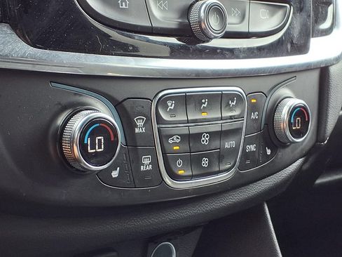 Used 2023 Chevrolet Traverse LT FWD image 27