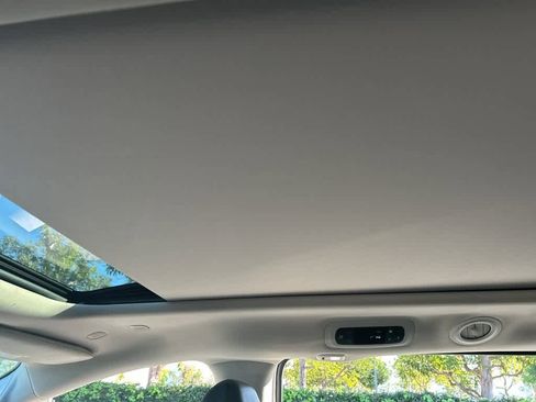 Used 2023 Chrysler Pacifica Limited image 7