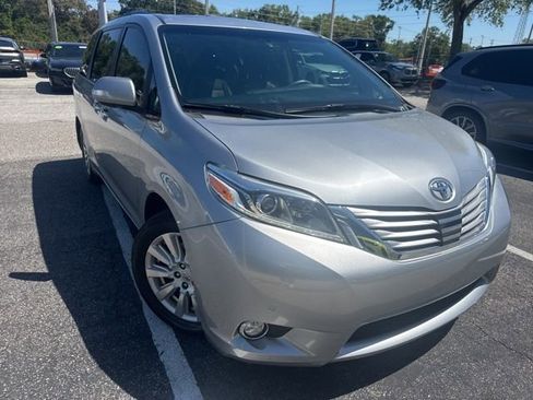 Used 2017 Toyota Sienna Limited image 1
