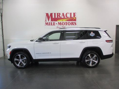 Used 2023 Jeep Grand Cherokee L Limited w/ Luxury Tech Group II AWD/4WD image 2