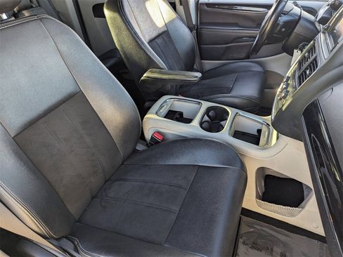 Used 2019 Dodge Grand Caravan SXT image 8